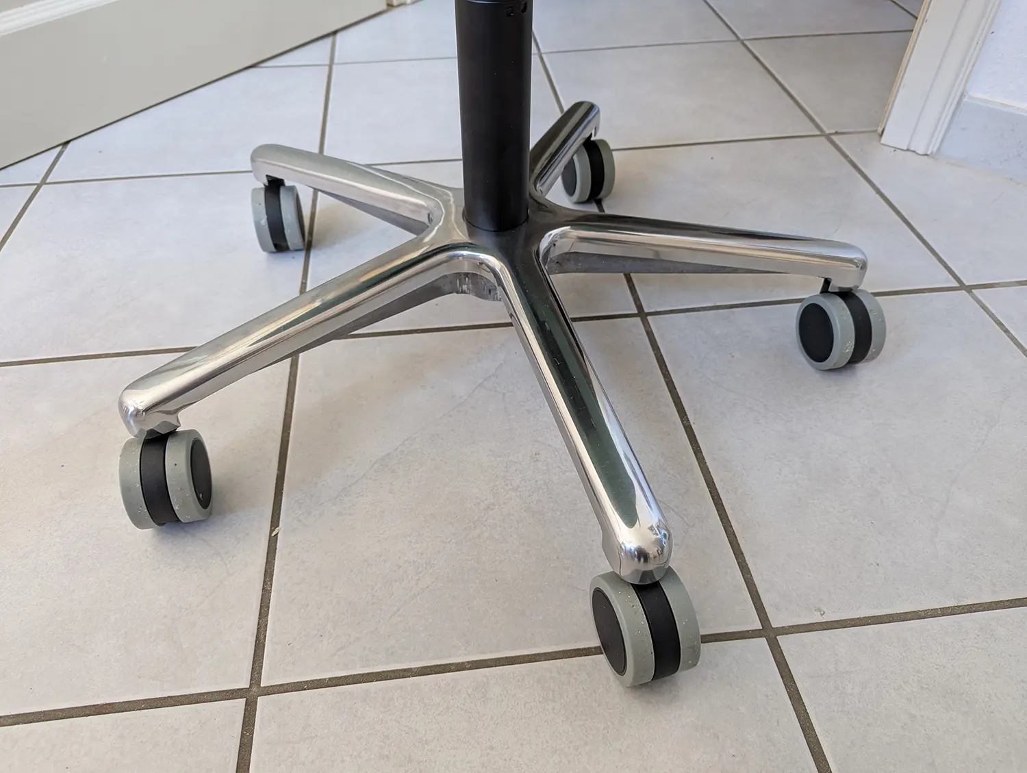 Stabiles Aluminium Fußkreuz als Ersatzteil für Bürostühle in silberner Farbe.