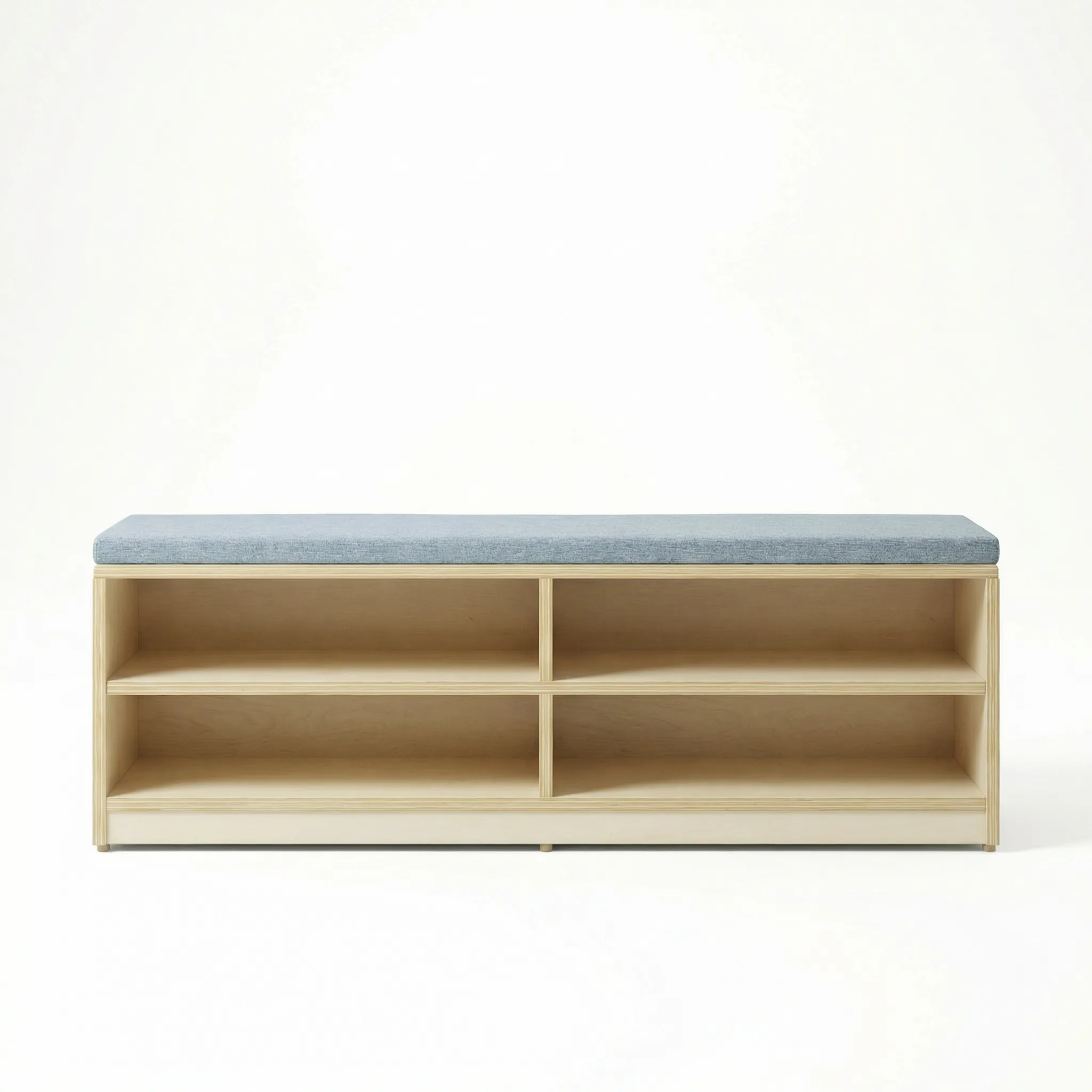 Sitzbank aus Birken-Sperrholz mit grauem Schaumstoffkissen von vorne, vier offene Regalfächer in zwei Reihen für Bücher und Materialien