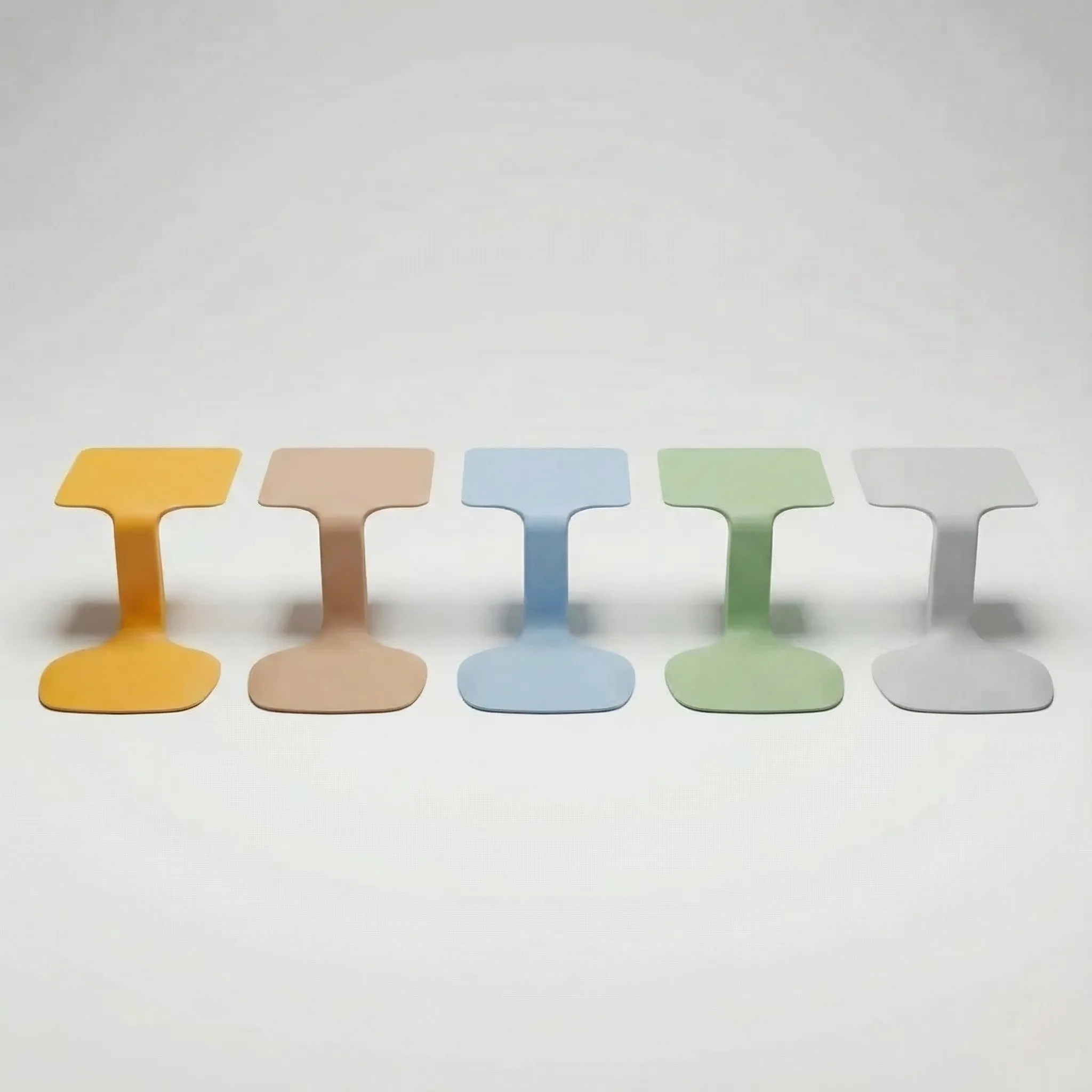 Z-Tool Sitztisch in verschiedenen modernen Farbvarianten für flexibles Arbeiten.